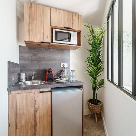 Parisian Flat With Eiffel Tower View Apartment Exterior photo